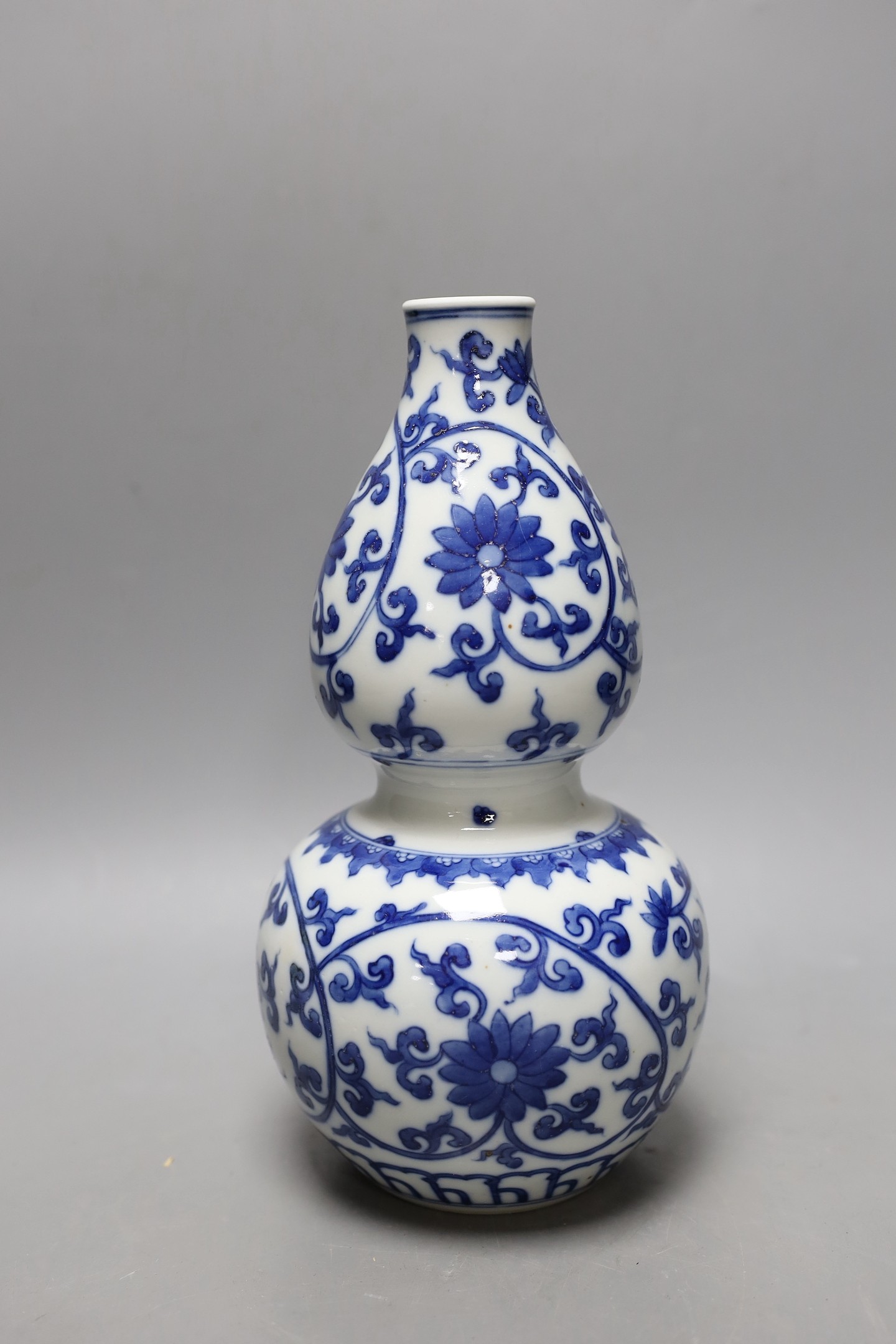 A Chinese blue and white double gourd vase. 25cm tall